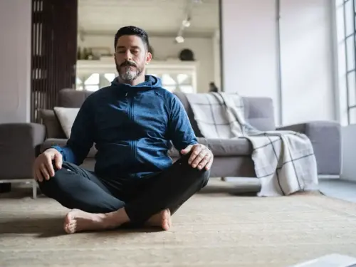 Hombre maduro meditando en casa (Foto: Getty Images)