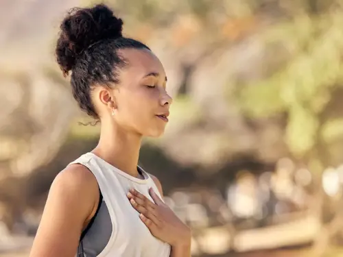 Mujer, respiración y mano en el pecho, para la meditación y el bienestar siendo pacífico para relajarse. (Foto: Getty Images)