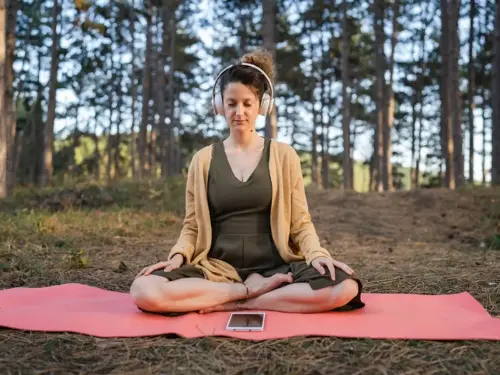 Una mujer en el parque o el bosque Concepto de autocuidado de meditación guiada en línea (Foto: Getty Images)
