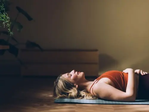 Mujer Practicando Yoga, Ejercicio De Relajación En Espacio Interior Sereno (Foto: Getty Images)