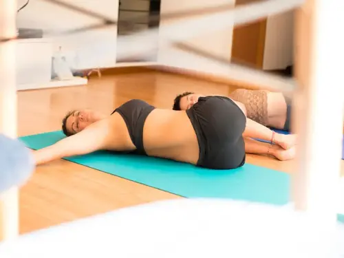 Las mujeres realizan ejercicios de yoga (Foto: Getty Images)
