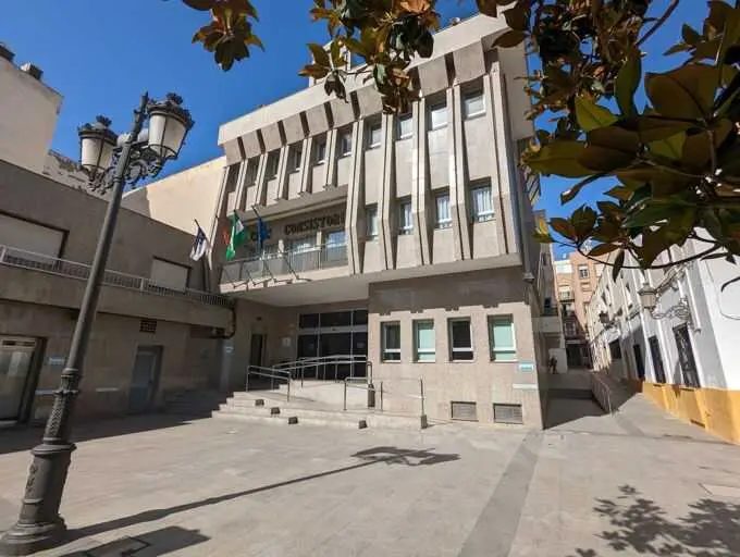 Roquetas de Mar aprueba la demolición de la Casa Consistorial por 1,09 millones para construir su nueva sede