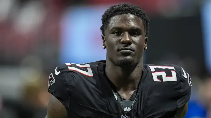 Atlanta Falcons linebacker James Pearce Jr.