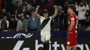 La racha de Carlos Espí vale una vida extra para el Levante