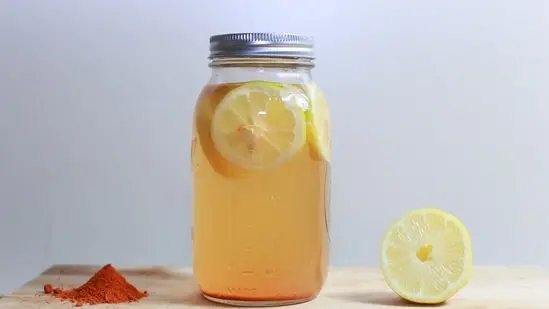 Fresh lemon juice is rich in citrate, a natural inhibitor of calcium oxalate stones.