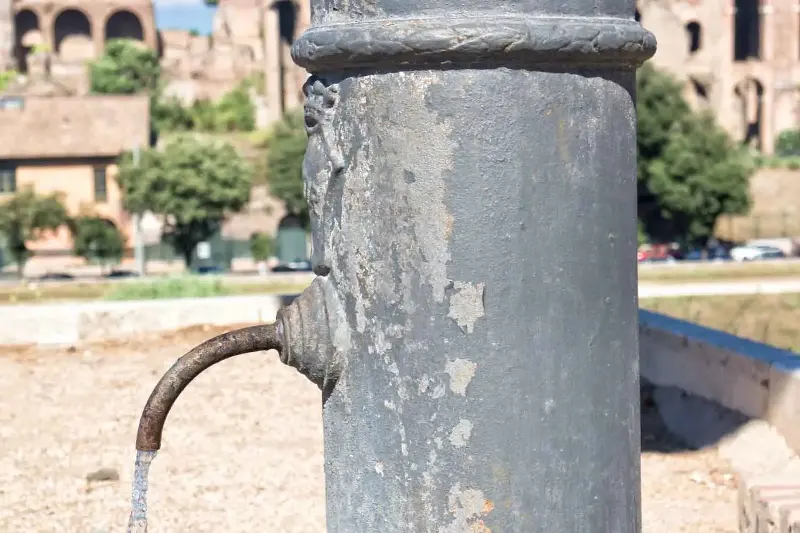 Roma sta per rimanere a secco: il caldo anomalo e la siccità stanno esaurendo le falde della “capitale dell’acqua”