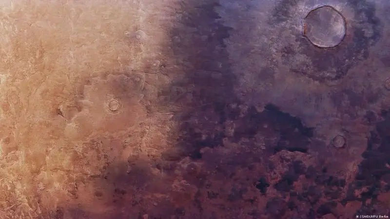 Una misteriosa mancha oscura se expande en Marte desde hace décadas