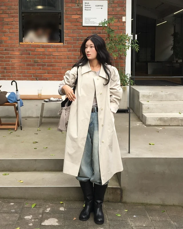 Invest once, dress stylishly all season with a trench coat - Photo 1.