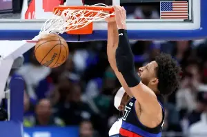 Cunningham diagnosed with collapsed lung