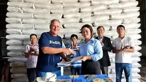 1,200 tons of rice produced in Vietnam have been handed over to Cuba.