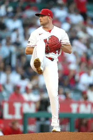 Pitchers’ duel ends with Angels giving up 5 runs in ugly 10th inning