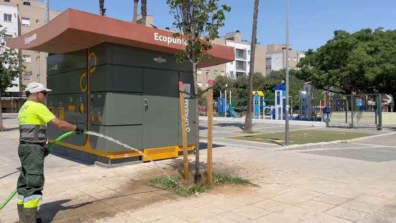 La ciudad refuerza el riego de 607 nuevos árboles en Bellavista-La Palmera ante las altas temperaturas