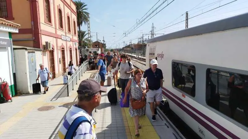 La Mesa del Tren de Almería despide al Talgo con Madrid con el deseo de que regrese tras las obras en Despeñaperros