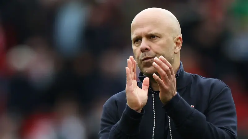 «El Manchester United debe contratar a Arne Slot»
