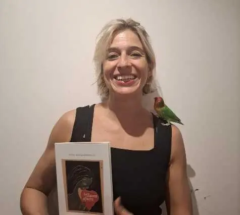 Juana María González presenta este viernes 'La llama afuera', un poemario sobre la búsqueda del amor