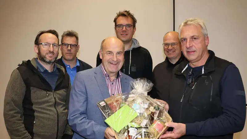 Geschenk für den Bürgermeister zum Abschied: Die Ortsratsmitglieder Thomas Becker (hinten von links), André Bojanowski, Florian Pfeiffer, Stephan Sielhorst und Frank Riemenschneider dankten Torsten Bauer.