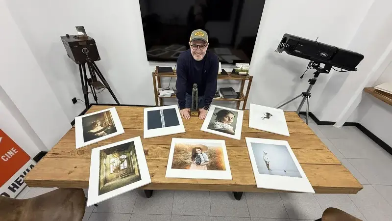 Jonathan Hevia junto a las siete fotografías nominadas y uno de los tres Goya que ha ganado hasta ahora.