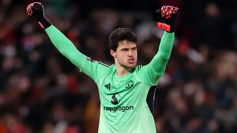 La era post-Onana: Lammens se gana los elogios en el Manchester United