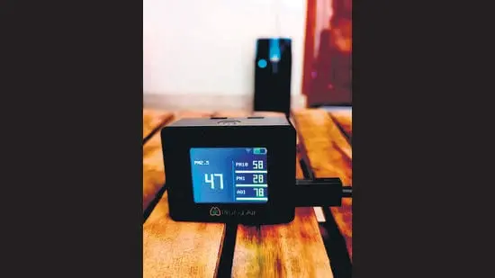 Inside a west Delhi home, PM2.5 levels swung from as low as 18µg/m³ with an air purifier on full blast, to over 330µg/m³ when it was switched off. (HT Photo)