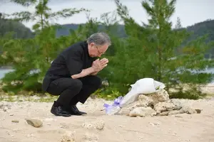 玉城知事「胸つぶれる思い」＝辺野古沖転覆事故で献花―沖縄