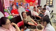 Officials, staff, and residents of Don Duong commune donated 201 units of blood.