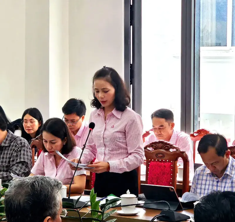The Director and Party Secretary of the Vietnam Bank for Social Policies (VBSP) branch in Lam Dong province delivered a speech at the conference on improving the quality of VBSP in Lam Dong.