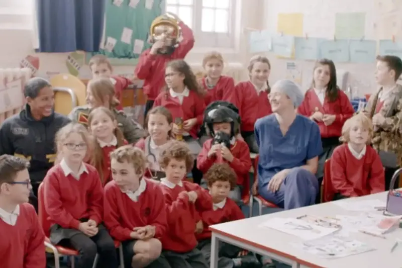 Gli stereotipi di genere prendono forma già nei disegni dei bambini: l’esperimento (replicato in Italia) che li smonta