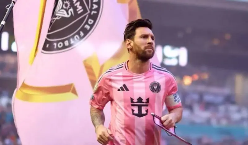 Cristiano Ronaldo lidera con 972 goles, Messi acecha con 907 y la batalla sigue viva