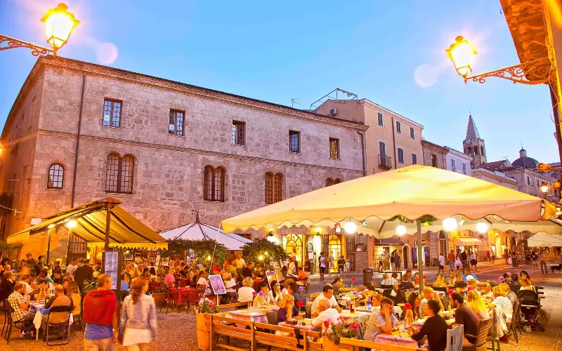 The Old Town is full of cosy restaurants that serve a blend of Catalan flavours with Italian flare - Christina Anzenberger-Fink & Ton