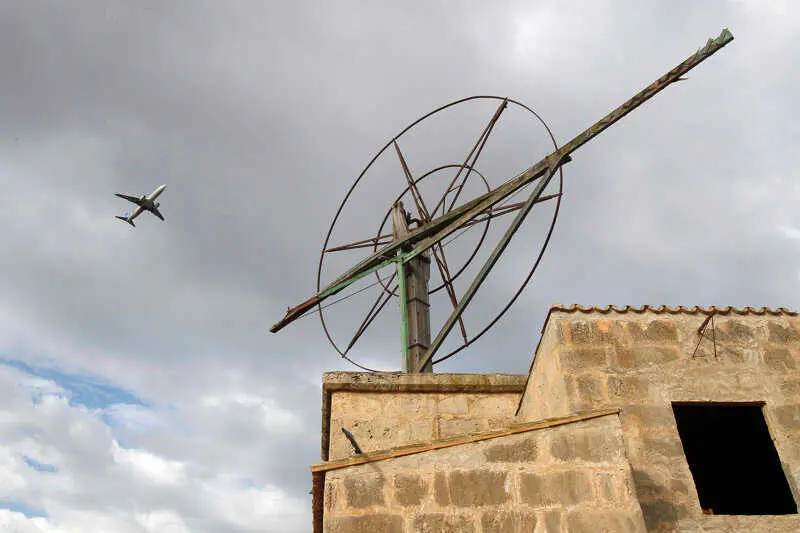 Centenares de vuelos retrasados y una quincena cancelados en el aeropuerto de Palma por las tormentas