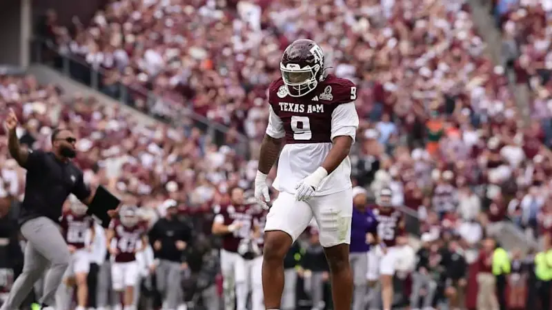 Texas A&M Aggies defensive end Cashius Howell