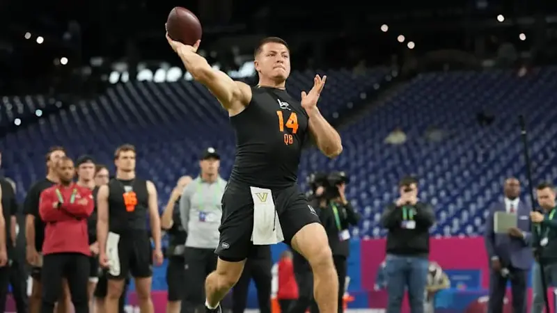 ¿Quién es el quarterback latino Diego Pavia que firmaron los Ravens tras no ser tomado en el Draft de la NFL?