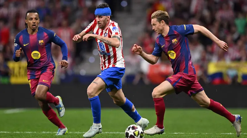 De Jong pulls no punches over officiating