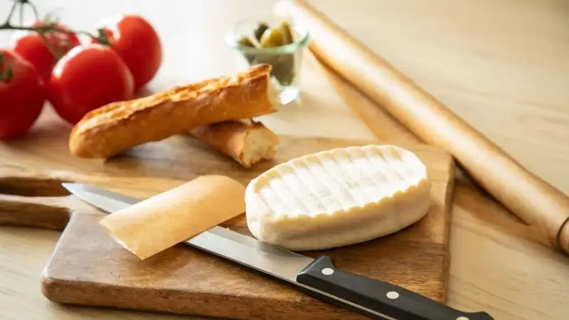 Camembert, Brie und Co.: Weichkäse schneiden ohne Kleben