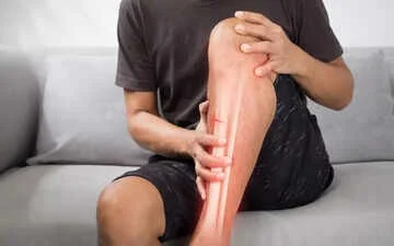 5 sources of calcium other than milk that help protect cardiovascular health for people with lactose intolerance - Image 3. Ngừa té ngã, gãy xương – Sai lầm khi chỉ nghĩ đến bổ sung canxi và vitamin D