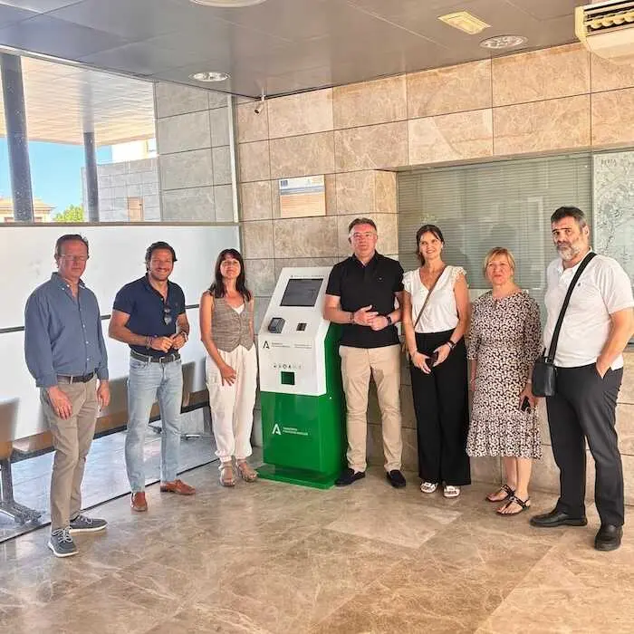 El Consorcio de Transporte instala una nueva máquina de autorrecarga en Berja