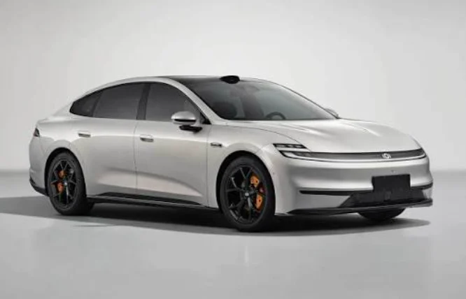 Outperforming the Kia K5, this D-segment sedan boasts 286 horsepower, advanced features, and is priced at 464 million VND - Image 3.