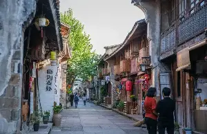 Small towns in China attract tourists.