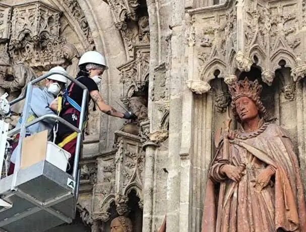 Labores de conservación en la Puerta de San Miguel de la Catedral dentro del programa anual de mantenimiento