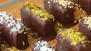 London physician Dr Rupy Aujla shares no-bake vegan protein bar recipe loaded with 18g protein and 6g fibre