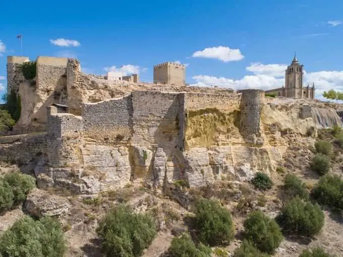 Arrancan las obras de restauración de la muralla oeste de la Fortaleza de la Mota, en Alcalá la Real