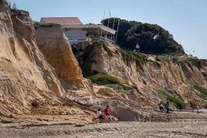 Greenpeace alerta del "grave peligro" que sufren las costas andaluzas, con más de 46 puntos críticos y un 36% urbanizada