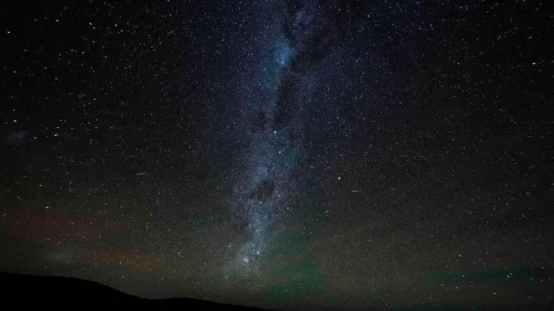 Die Milchstraße erstreckt sich über den Nachthimmel - hier von der Atacama-Wüste aus gesehen. (Archivbild)
