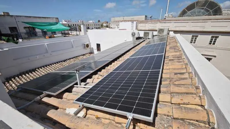 El Ayuntamiento de El Puerto mejora la eficiencia energética en Puerto Global con placas solares