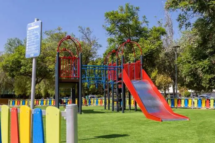 El Ayuntamiento impulsa actuaciones de renovación y mantenimiento de distintas áreas infantiles de la ciudad