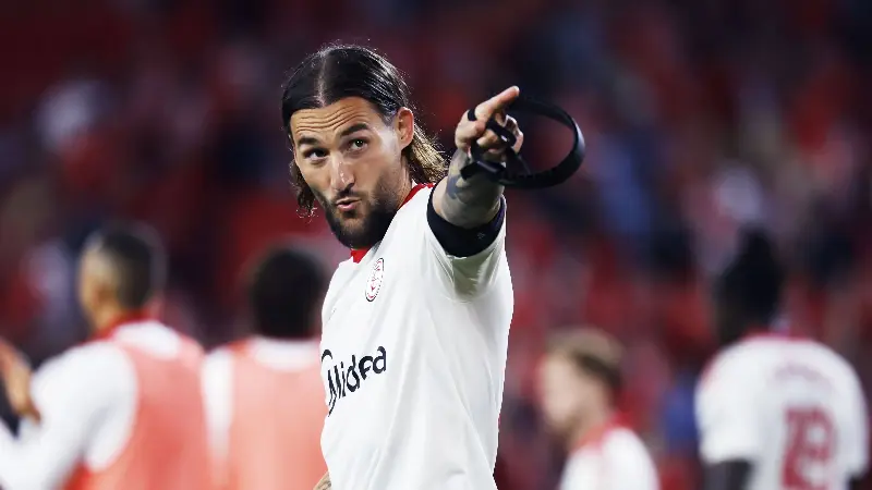 Nemanja Gudelj deja inmediatamente el Sevilla, club del que se convierte en una auténtica leyenda