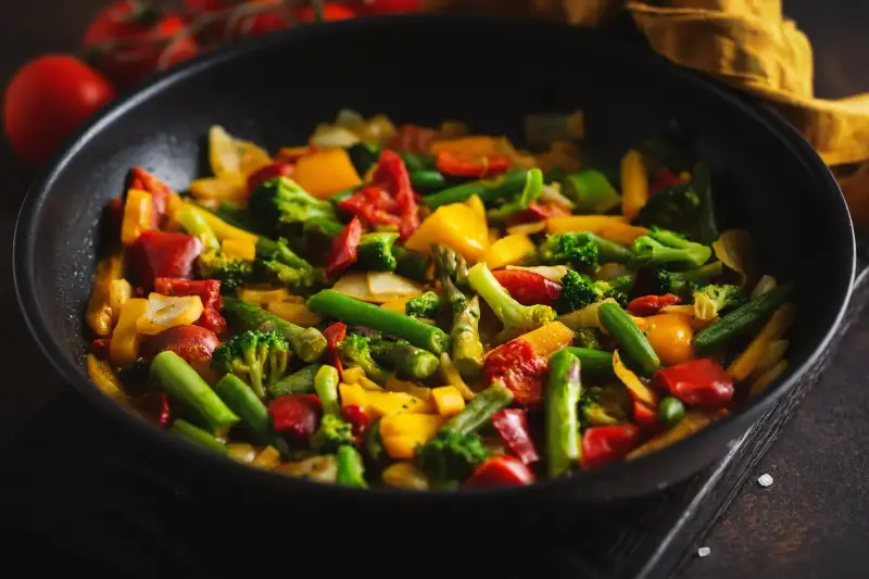 Whip up a quick vegetable stir-fry with mixed veggies, garlic, and soy sauce. (Freepik)