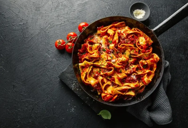 You could also try a one-pot pasta with tomatoes and basil. (Freepik)