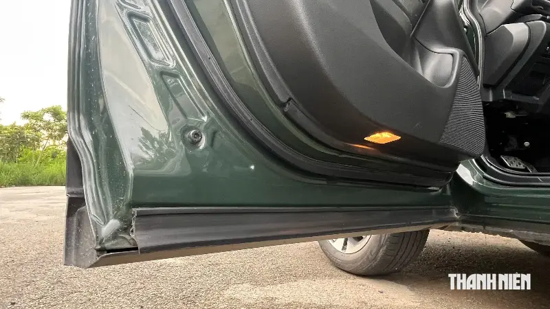 There's a small hole at the bottom edge of the car door. Is it a manufacturing defect or does it have a function? - Photo 3.