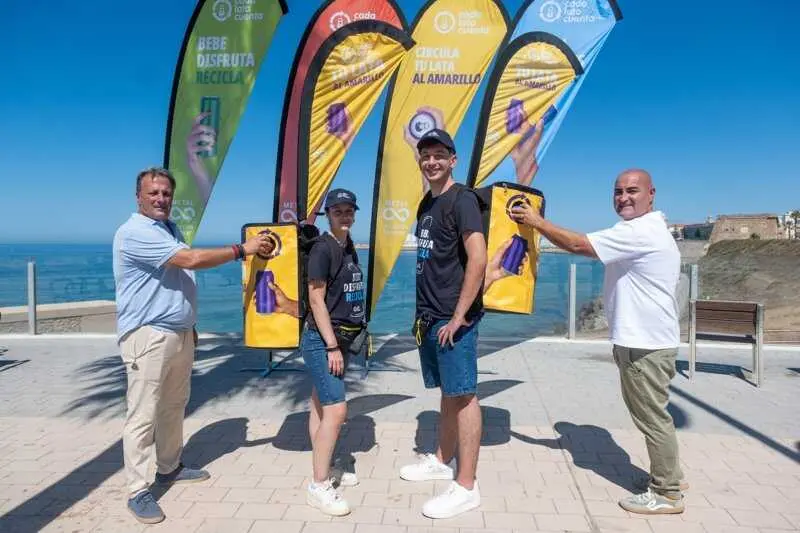 Cádiz se suma un año más a la campaña de fomento del reciclaje de latas en sus playas